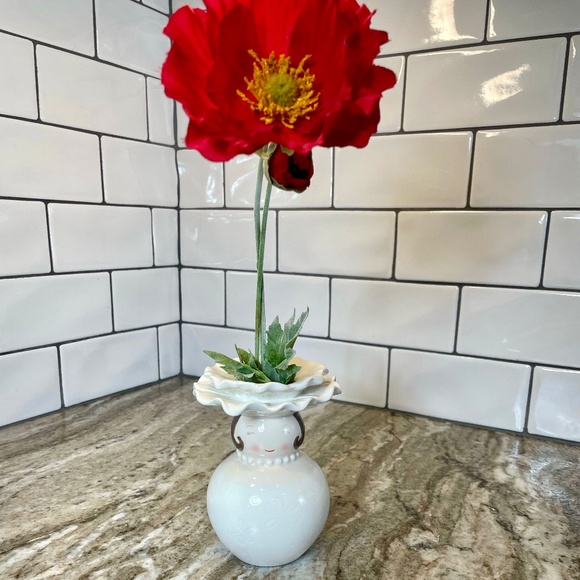 Grasslands Road Regal Lady in White with Pearls; White Flower Hat Bud Vase - Picture 4 of 8